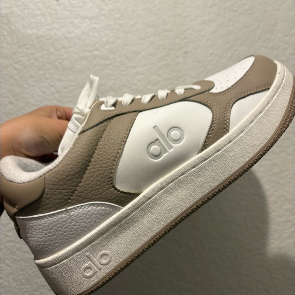 ALO Yoga Men's White and Tan Sneakers